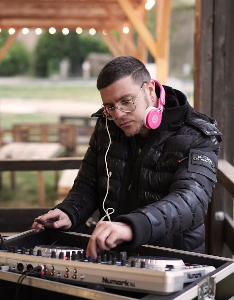 Madji - Vermes - Jura | Strip Tease