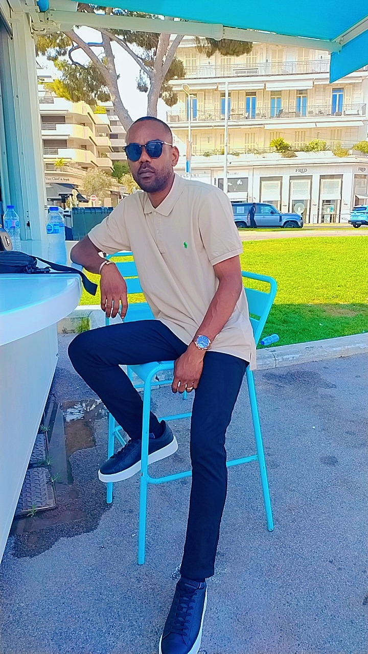 Giles - Coffrane - Neuchâtel | Strip Tease